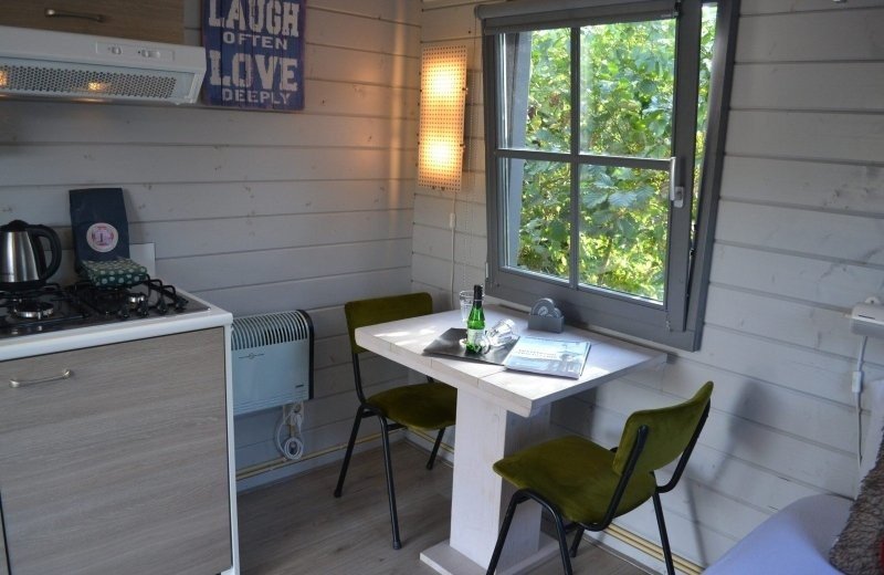 Romantische mini lodge terschelling eethoek