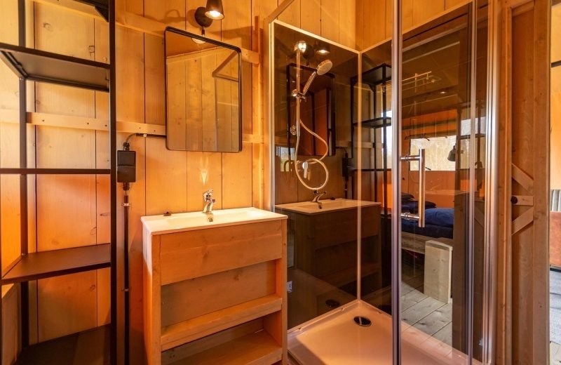 Safaritent met sanitair 2