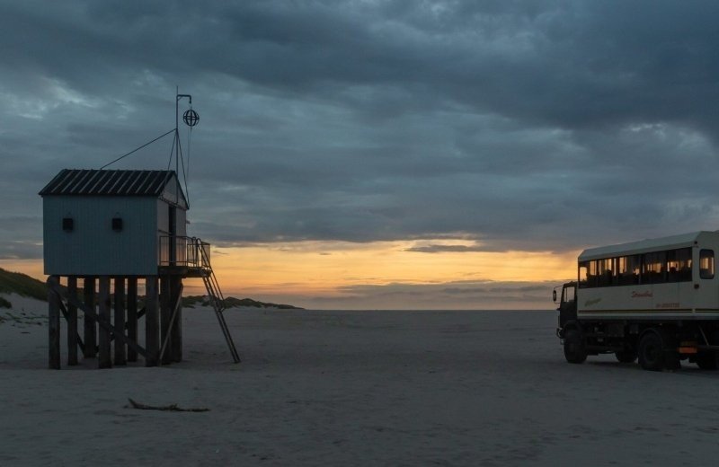 Mooie tocht over het strand met de strandbus